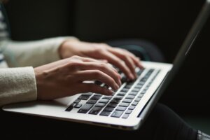 Mehr über den Artikel erfahren Hochwertige Blog-Posts schneller veröffentlichen: KI-gestützte Content-Erstellung mit Zoho Writer